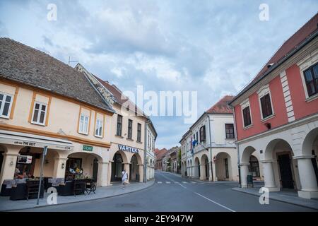 VUKOVAR, CROAZIA - 12 MAGGIO 2018: Via Franjo Tudjman, la strada principale della città Slavonia di Vukovar, nel nord della Croazia, con il suo iconico vecchio Vart Foto Stock