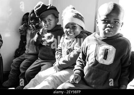 JOHANNESBURG, SUDAFRICA - 05 gennaio 2021: Soweto, Sudafrica - 18 luglio 2016: Giovani bambini africani prescolare in una scuola materna Foto Stock