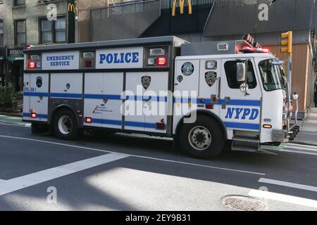 NYPD Emergency Services Truck One parcheggiato sulla 6th Ave in Manhattan Foto Stock