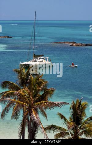 Catamarano Costline nella laguna blu relax messico Foto Stock