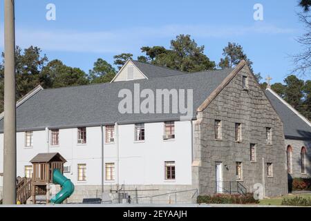 Augusta, GA USA - 03 05 21: Antico edificio d'epoca con parco giochi Foto Stock