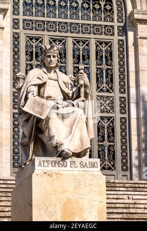 Madrid Spagna Spagnolo Recoletos Salamanca Biblioteca y Museos Nacionales National Biblioteca e Musei esterno facciata principale scultura statua Alfonso X o Foto Stock