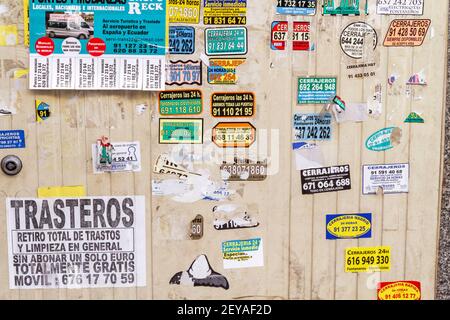 Madrid Spagna spagnolo Recoletos Salamanca quartiere garage porta coperta da annunci illegali biglietti da visita servizio annunci fabbri servizio di salvataggio Foto Stock