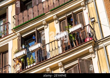 Madrid Spagna Spagnolo Centro quartiere Lavapies centro storico quartiere Plaza Lavapies Square appartamenti edificio balcone persiane in legno urbano Foto Stock