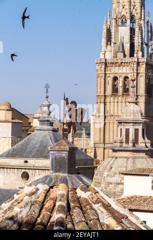 Toledo Spagna Spagnolo Sito Patrimonio dell'Umanità dell'UNESCO quartiere storico casco Historico punto di riferimento cattedrale torre tetti cupole weathervane piastrelle in botte invecchiate Foto Stock