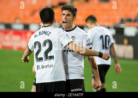 Valencia, Spagna. 05 marzo 2021. Maxi Gomez, Gabriel Paulista di Valencia CF sono visti durante la partita di calcio spagnola la Liga tra Valencia CF e Villarreal CF all'Estadio Mestalla.Punteggio finale; Valencia CF 2:1 Villarreal. Credit: SOPA Images Limited/Alamy Live News Foto Stock