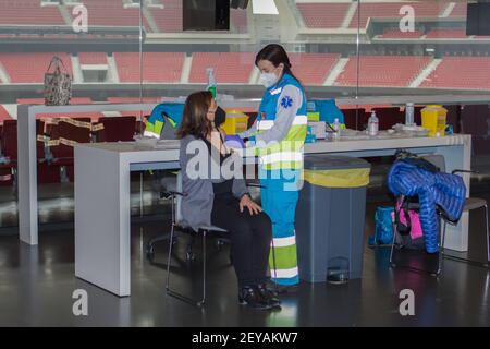 Madrid, Spagna. 4 Marzo 2021. Una donna riceve un vaccino COVID-19 allo stadio Wanda Metropolitano di Madrid, 4 marzo 2021. Credit: Edward F. Peters/Xinhua/Alamy Live News Foto Stock