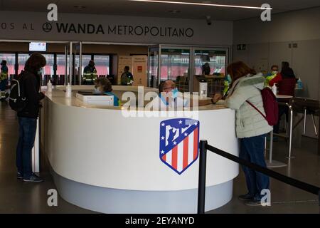 Madrid, Spagna. 4 Marzo 2021. I medici lavorano allo stadio Wanda Metropolitano dell'Atletico Madrid a Madrid, 4 marzo 2021. Credit: Edward F. Peters/Xinhua/Alamy Live News Foto Stock