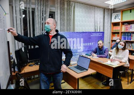 Mosca, Russia. 4 Marzo 2021. Un docente che indossa una maschera contro COVID-19 insegna la lingua cinese durante le lezioni serali presso l'istituto Confucio dell'Università di Stato Russa per le scienze umanistiche di Mosca, capitale della Russia, il 4 marzo 2021. Credit: Evgeny Sinitsyn/Xinhua/Alamy Live News Foto Stock