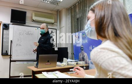 Mosca, Russia. 4 Marzo 2021. Un docente che indossa una maschera contro COVID-19 insegna la lingua cinese durante le lezioni serali presso l'istituto Confucio dell'Università di Stato Russa per le scienze umanistiche di Mosca, capitale della Russia, il 4 marzo 2021. Credit: Evgeny Sinitsyn/Xinhua/Alamy Live News Foto Stock