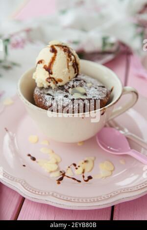 Tazza di torta con gelato Foto Stock