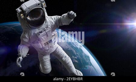 Astronauta durante lo spazio in orbita terrestre Foto Stock