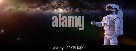 astronauta che mostra i pollici durante la passeggiata spaziale, banner di sfondo Foto Stock