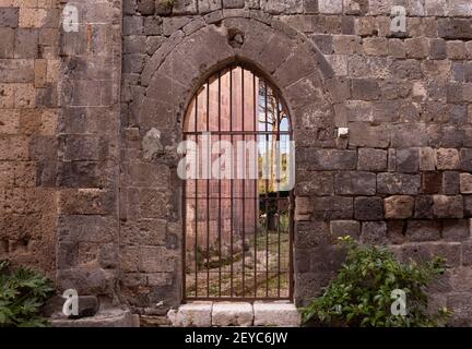Vista attraverso la porta aperta di un castello medievale in Caserta Vechia Italia Foto Stock