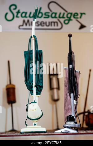 17 febbraio 2021, Rhineland-Palatinate, Bruchmühlbach-Miesau: Un aspirapolvere del marchio Vorwerk (a sinistra) degli anni '60 e un modello della 'British Vacuum Cleaner' azienda dello stand degli anni '30 nella sala espositiva del Museo dell'aspirapolvere (a dpa: 'Un museo per l'aspirapolvere') Foto: Uwe Anspach/dpa Foto Stock
