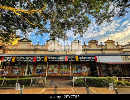 Bella fila di negozi, costruita dal 1902 al 1907, nel pittoresco paesaggio urbano della strada principale di Childers, regione di Bundaberg, Queensland, Australia Foto Stock