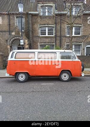 Un'immagine verticale di un vecchio furgone classico parcheggiato all'aperto su una strada Foto Stock