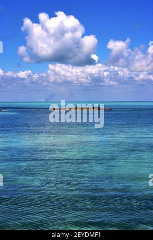 Costa e roccia nel blu Foto Stock