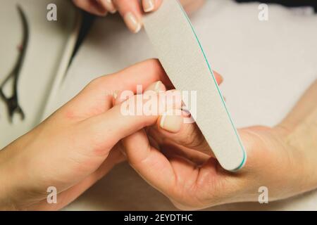 Closeup shot della donna in manicure Foto Stock