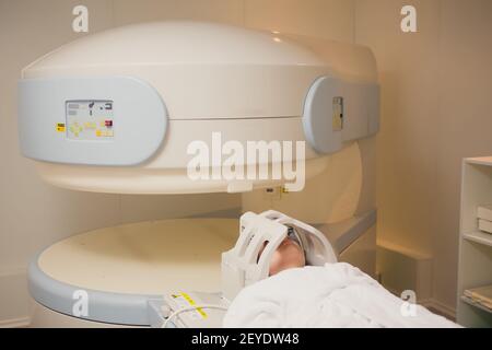 Paziente che viene sottoposto a scansione e diagnosticata su una tomografia computerizzata Foto Stock