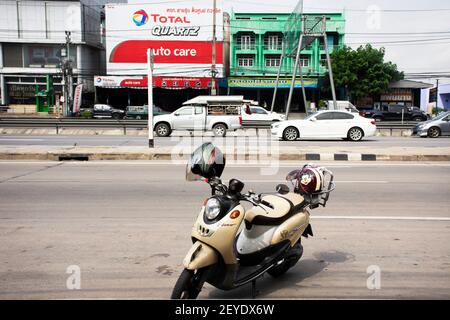 Classica moto d'epoca retrò gente thailandese a cavallo e sosta a. accanto alla strada dell'autostrada per acquistare acqua e bere da caffè Fate acquisti nella città di Nonthaburi il mese di ottobre Foto Stock