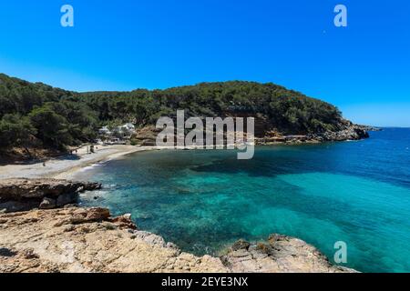 Ibiza, Spagna - 2 maggio 2016: Cala Salada e Cala Saladeta due spiagge nel comune di San Antonio sull'isola di Ibiza. Con poco costrutto Foto Stock