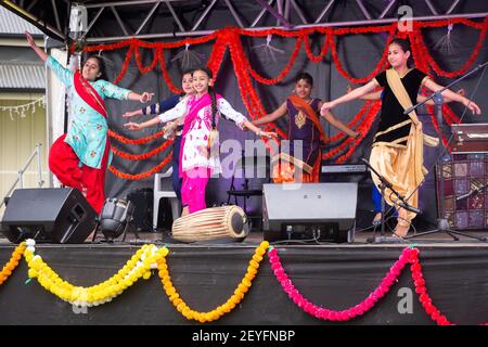 Giovani ragazze indiane che ballano sul palco per celebrare Diwali, il festival indù delle luci Foto Stock