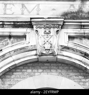 Vecchio vento in inghilterra londra mattoni e vetro il muro Foto Stock