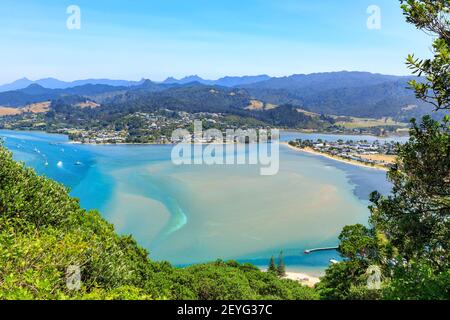 La cittadina balneare di Tairua sulla Penisola di Coromandel, Nuova Zelanda, vista dal Monte Paku Foto Stock