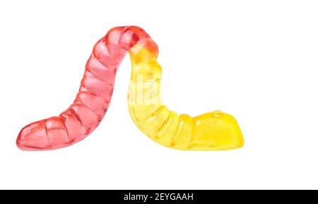 Primo piano di un worm gommoso rosso-giallo retroilluminato isolato su bianco. Foto Stock