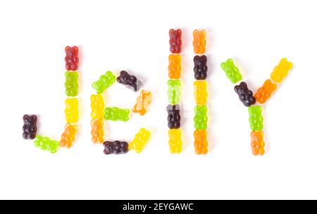 Gelatina di parola fatta di orsi gommoso multicolore disposti su uno sfondo bianco. Foto Stock