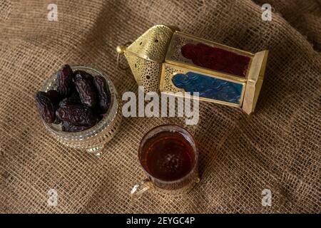 Lanterna Ramadan con datteri e tazza di tè Foto Stock