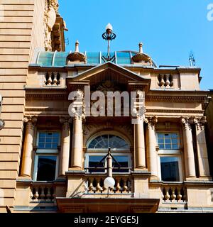 Vecchio vento in inghilterra londra mattoni e vetro il muro Foto Stock