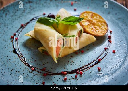 Crepes con salmone affumicato Foto Stock