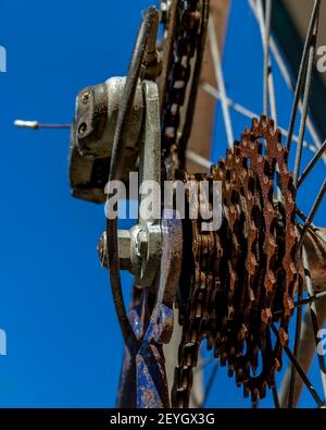 Dettaglio di un ingranaggio arrugginito di una mountain bike contro il cielo blu sullo sfondo Foto Stock