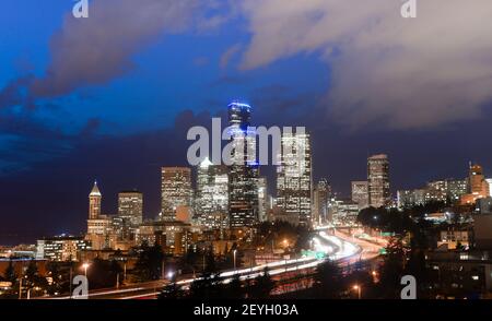 Rush Hour Seattle Interstate 5 tagli attraverso il centro storico della città Skyline Foto Stock