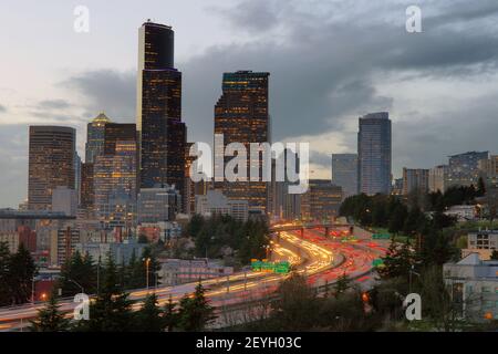 Rush Hour Seattle Interstate 5 tagli attraverso il centro storico della città Skyline Foto Stock