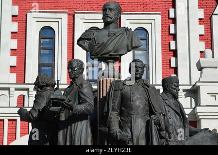 Mosca, Russia - 14 marzo 2016. Monumento ai fondatori della ferrovia russa sullo sfondo della stazione Kazansky Foto Stock