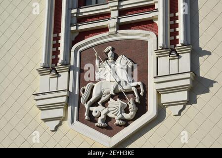 Emblema sulla facciata Kazansky stazione ferroviaria da via Novoruzanskaya Foto Stock