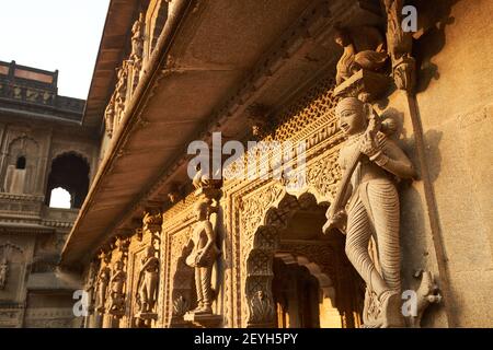 Le figure di musicisti che si esibiscono adornano le mura del complesso del Palazzo Maheshwar e del Tempio a Maheshwar a Madhya Pradesh, India Foto Stock