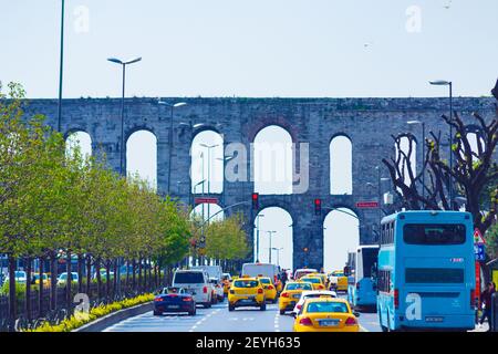 La vista della strada con l'acquedotto di Valens (in turco: Bozdoğan Kemeri) era un acquedotto bizantino che forniva a Costantinopoli acqua fresca.Istanbul Foto Stock