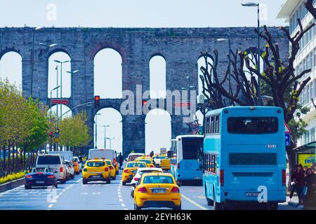 La vista della strada con l'acquedotto di Valens (in turco: Bozdoğan Kemeri) era un acquedotto bizantino che forniva a Costantinopoli acqua fresca.Istanbul Foto Stock