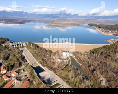 Incredibile vista aerea del lago artificiale di Koprinka, la regione di Stara Zagora, Bulgaria Foto Stock