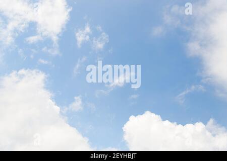 Sfondo cielo azzurro con cornice di nuvole bianche Foto Stock