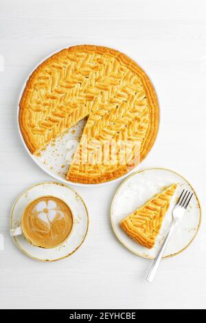 Torta al limone fatta in casa e tazza di cappuccino al caffè su tavolo di legno bianco. Vista dall'alto. Foto Stock