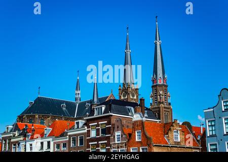 Delft, Paesi Bassi - 11 luglio 2019: Tetti colorati delle case in mattoni nella città di Delft, Paesi Bassi Foto Stock