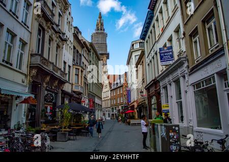 Anversa, Belgio - 12 luglio 2019: Accogliente strada stretta con alcune persone nella città di Anversa in Belgio Foto Stock