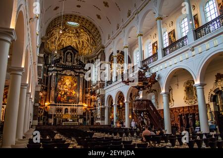 Anversa, Belgio - 12 luglio 2019: All'interno della chiesa di San Carlo Borromeo del XVII secolo ad Anversa, Belgio Foto Stock