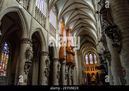 Bruxelles, Belgio - 13 luglio 2019: Interno gotico della Cattedrale di San Michele e San Gudula a Bruxelles, Belgio Foto Stock