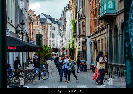 Bruxelles, Belgio - 13 luglio 2019: Persone che camminano per le strade del centro di Bruxelles in Belgio Foto Stock